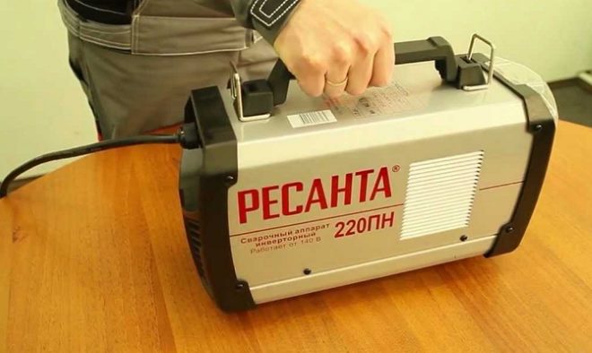 Крепкая ручка и пристегиваемый ремень добавляют удобства как при переноске агрегата, так и в процессе работы